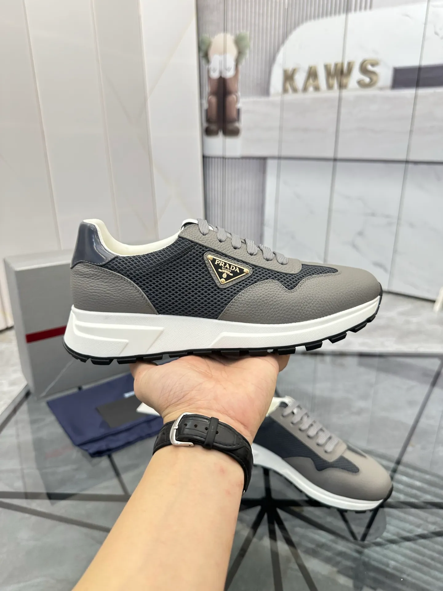 Men's shoes: 💰P600¥ High-end top quality Product trademark: Prada *"Prada*" low-top casual shoes Regular size: 38-45 (can be customized to 46) Product materials: imported first-layer cowhide stitching original material on the upper, water-dyed cowhide lining, cowhide foot pads, original outsole. No.: 001